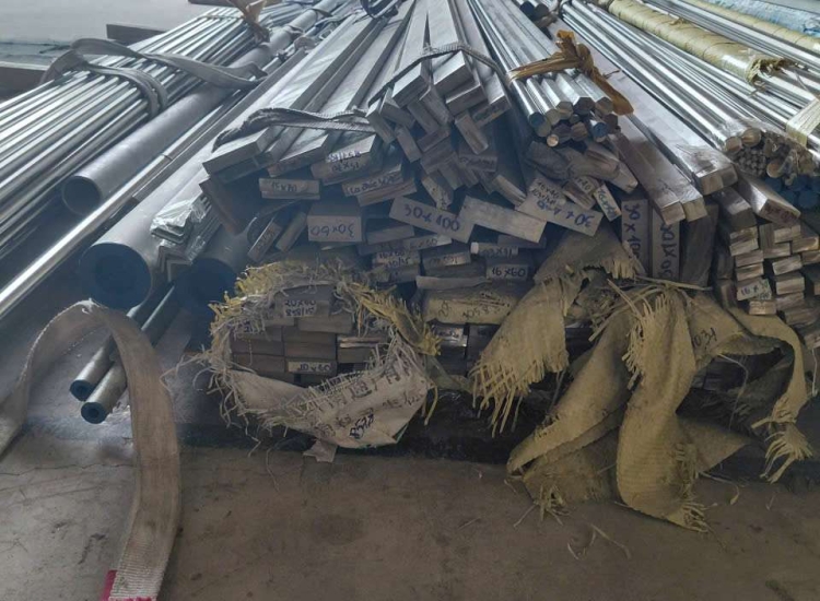 THANH LA ĐÚC 304 SỌC XƯỚC : 60 x 16 x 4000/6000MM/HL