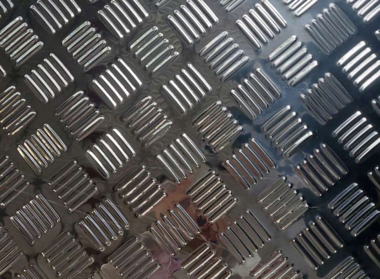 TẤM INOX DẬP GÂN CHỐNG TRƯỢT 5 VẠCH, 5 GÂN- LÀM THÙNG XE ĐÔNG LẠNH, THÙNG XE TẢI