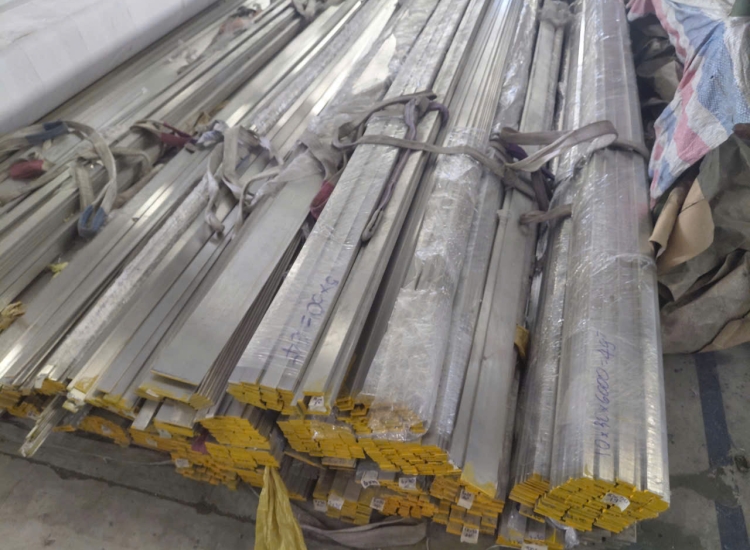 THANH LA ĐÚC 304 SỌC XƯỚC : 50 x 3.0 x 4000/6000MM/HL- LẬP LÀ INOX - Stainless Steel Bar Flat