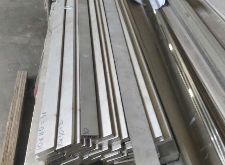 THANH LA ĐÚC 304 SỌC XƯỚC : 30 x 6.0 x 4000/6000MM/HL- LẬP LÀ INOX - Stainless Steel Flat Bar