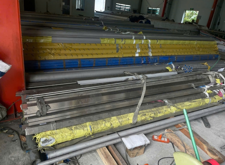 THANH LA ĐÚC 304 SỌC XƯỚC : 50 x 8.0 x 4000/6000MM/HL- LẬP LÀ INOX - Stainless Steel Flat Bar