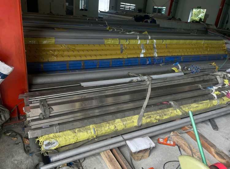 THANH LA ĐÚC 304 SỌC XƯỚC : 65 x 4.0 x 4000/6000MM/HL- LẬP LÀ INOX - Stainless Steel Bar Flat