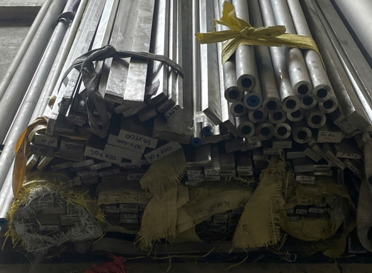 THANH LA ĐÚC 304 SỌC XƯỚC : 60 x 8.0 x 4000/6000MM/HL- LẬP LÀ INOX - Stainless Steel Bar Flat