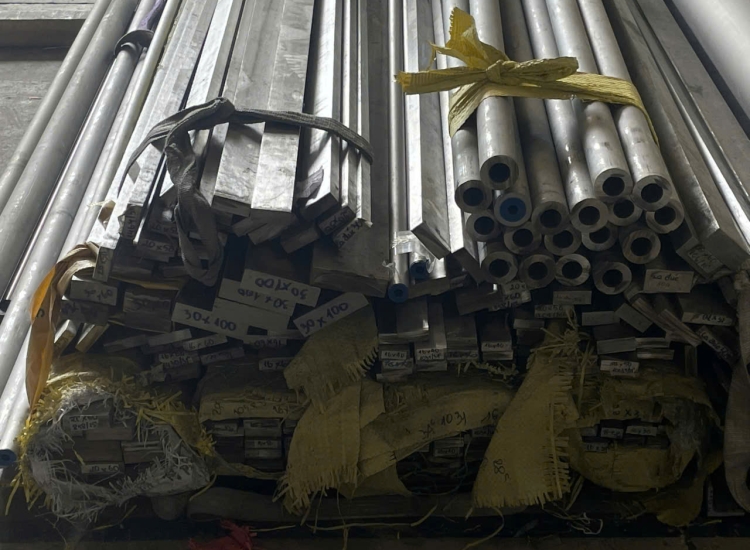 THANH LA ĐÚC 304 SỌC XƯỚC : 40 x 8.0 x 4000/6000MM/HL- LẬP LÀ INOX - Stainless Steel Flat Bar